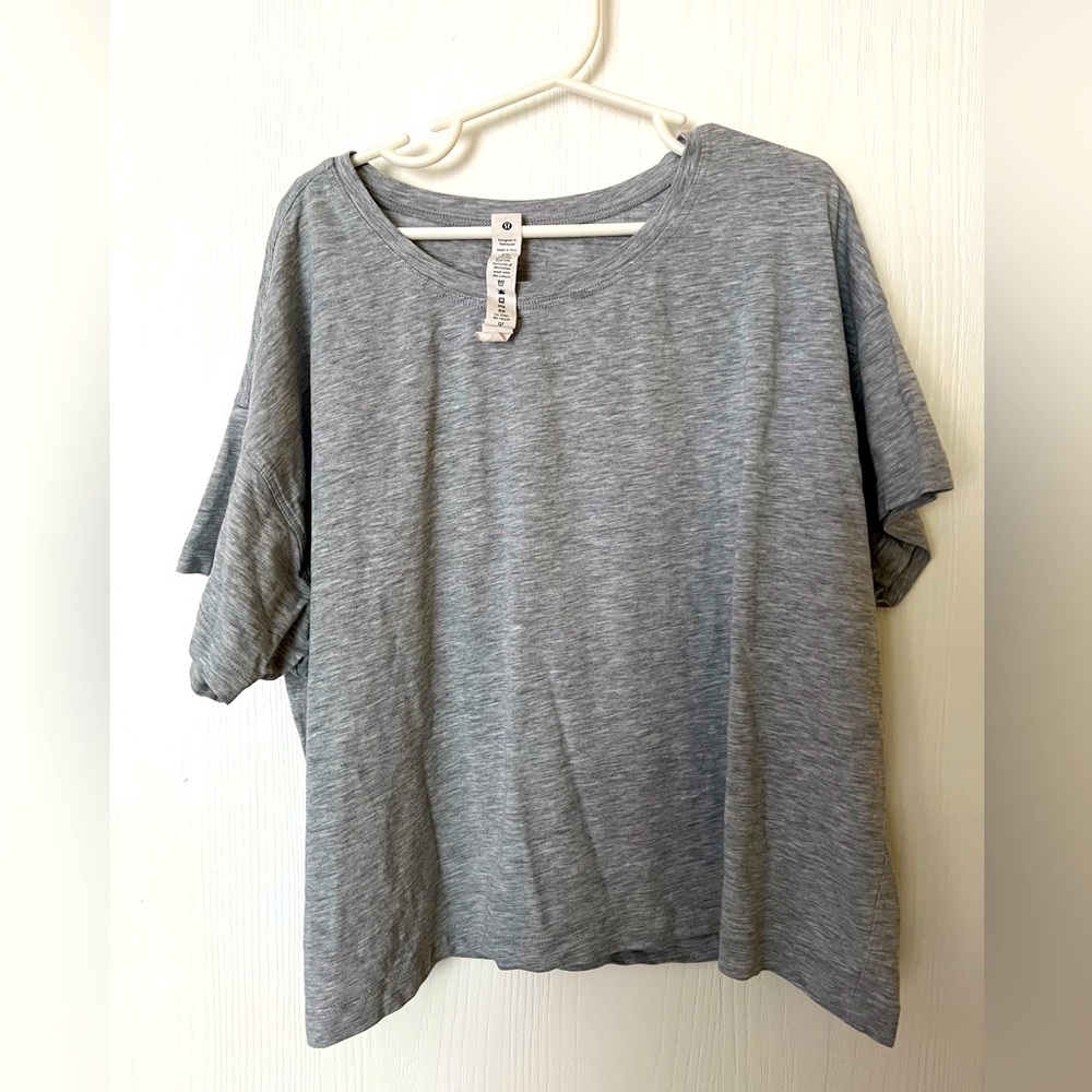 Lululemon women’s waist-length t-shirt